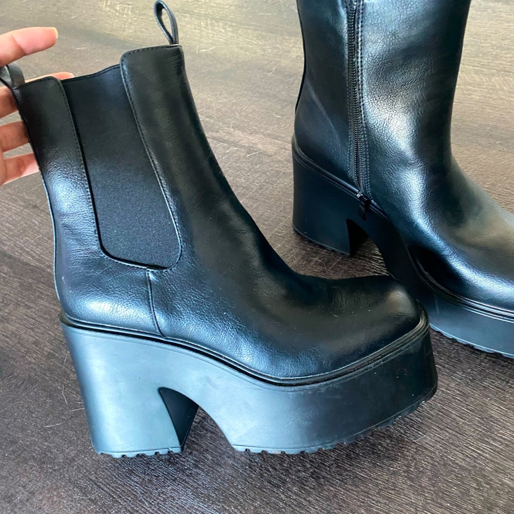 Black Platform Boots 🖤
